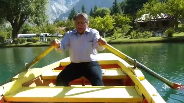 Man Paddling Sun Water Source Handheld — Stockvideo