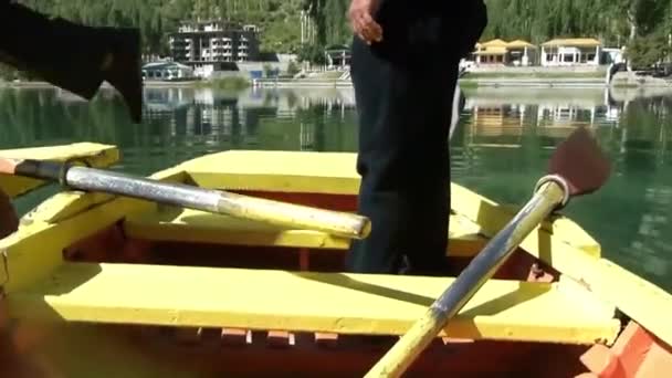 Men Walking Kayak Handheld — стокове відео