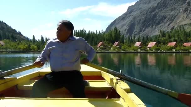 Man Paddling Sun Water Source Mountains Static — Stockvideo