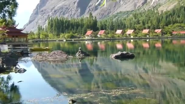 Reflection Flora Water Source Front Temple Mountains Pan Left Right — ストック動画