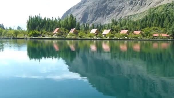 Ripples Water Source Front Houses Mountains Handheld — Vídeos de Stock