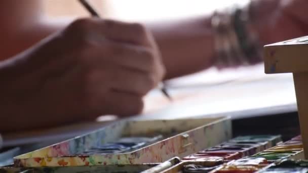Palette Artist Painting Using Brush Slide Handheld — Αρχείο Βίντεο