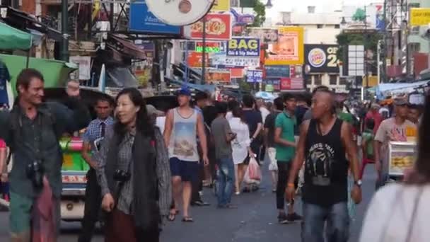 People Walking Busy Street Khao San Road Surrounded Shops Buildings — Stock video