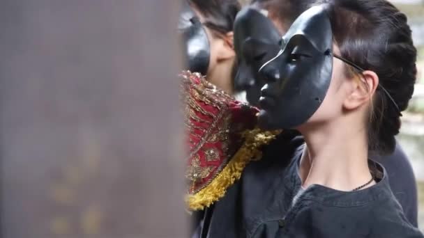 Vrouwen Met Maskers Dansen Met Traditionele Pop Achter Muur Close — Stockvideo