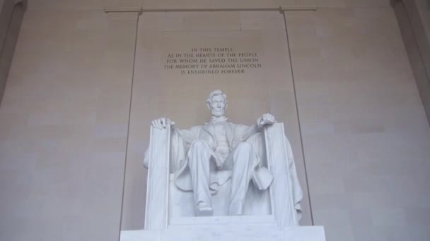 Man Taking Picture Abraham Lincoln Statue Tilt — стоковое видео