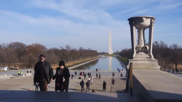 People Walking Stairs Pillar Water Source Monument Static — Stockvideo