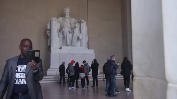Tourists Abraham Lincoln Statue Slide Right Left — стоковое видео