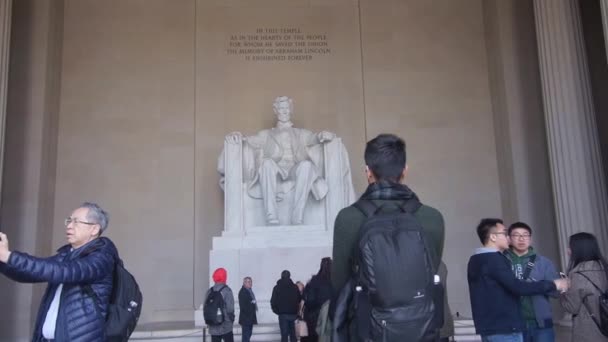 Tourists Taking Pictures Abraham Lincoln Statue Slide Right Left — Vídeo de Stock