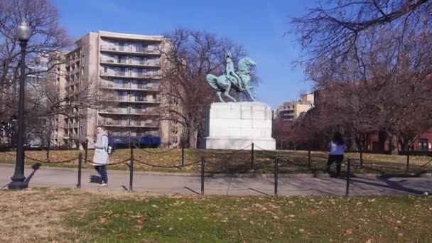 Woman Walking Statue Park Static — Stockvideo