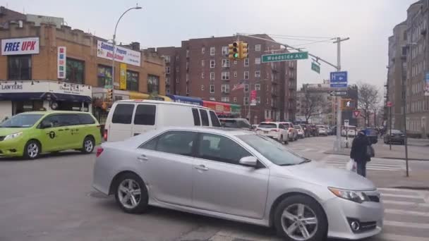 Cars Busy Road Intersection Pan Right Left — Vídeo de Stock