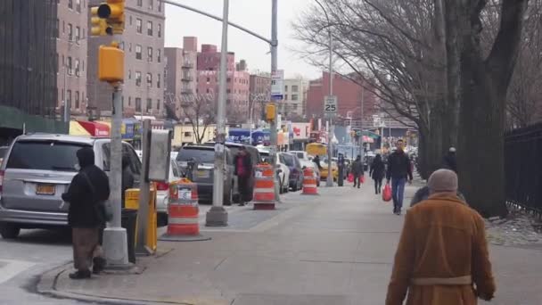 People Walking Street Cold Windy Weather Static — Vídeo de Stock