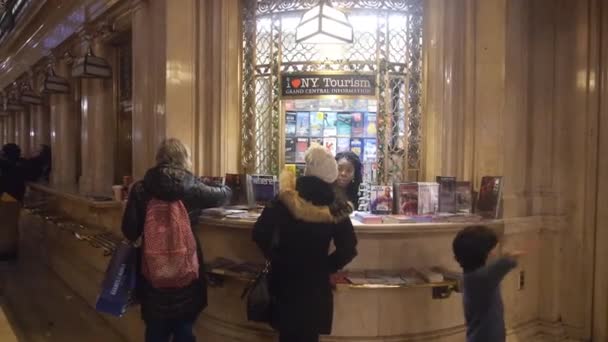 Family Buying Tickets Grand Central Tourism Desk Static — Vídeos de Stock