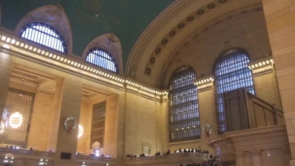 Grand Central Train Station Christmas Decorations Pan Right Left — ストック動画