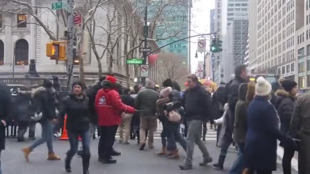 People Busy Street Pan Right Left — стоковое видео