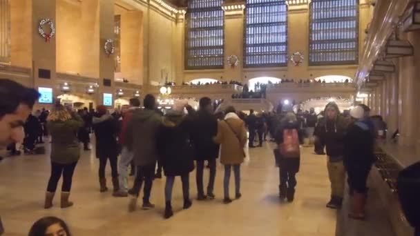 People Grand Central Train Station Pan Right Left — Stock Video