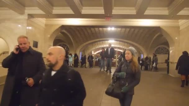 People Grand Central Train Station Exit Sign Static — Vídeos de Stock