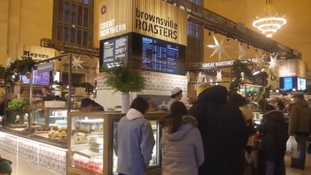 People Food Stand Grand Central Train Station Pan Right Left — ストック動画