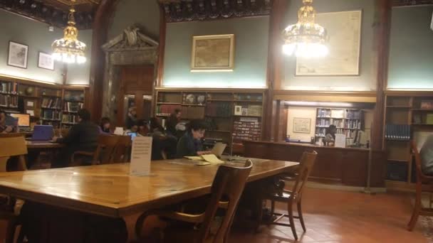 People Reading Fancy Library Pan Right Left — стокове відео