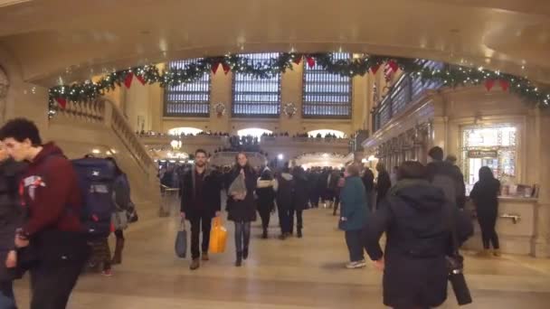 People Walking Grand Central Train Station Christmas Decorations Static — стоковое видео