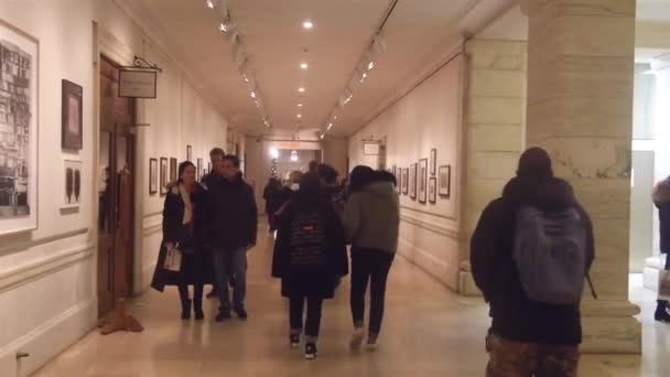 People Walking Hall Watching Exposition Static — Vídeo de stock