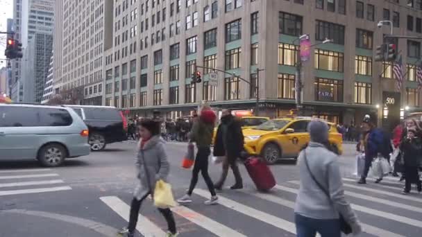 People Walking Zebra Crossing Cars Pan Left Right — ストック動画