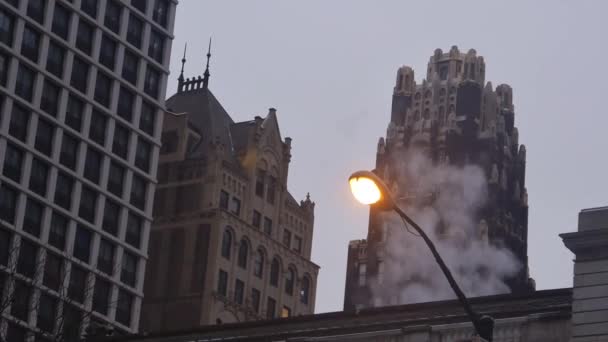 Smoke Street Lantern Surrounded Buildings Static — Vídeo de stock