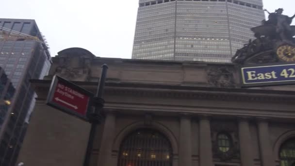 Street Directions Front Grand Central Terminal Pan Left Right — Stock Video