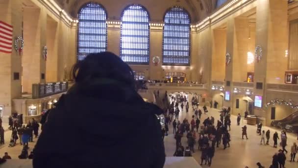 Woman Black Jacket Looking Crowded Grand Central Train Station Static — Video Stock