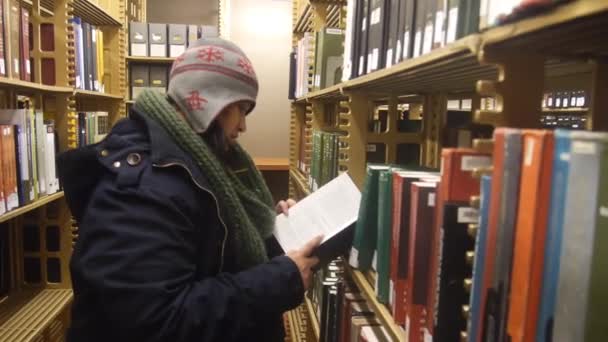 Woman Reading Book Shelves Library Slide Forward — ストック動画