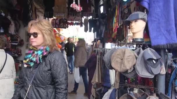 Market Stands Women Walking Static — стоковое видео