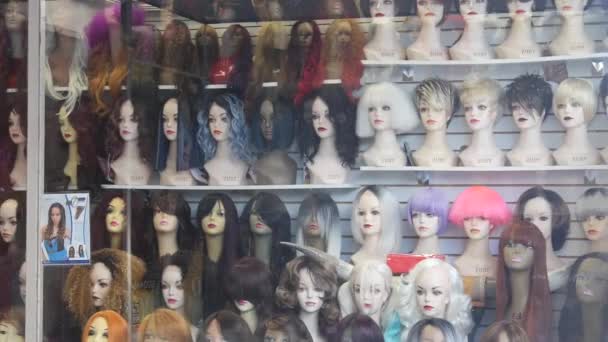 Wigs Exposed Mannequins Shelves Static — Stockvideo