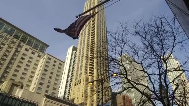 American Flag Wind Front Buildings Static — Stockvideo