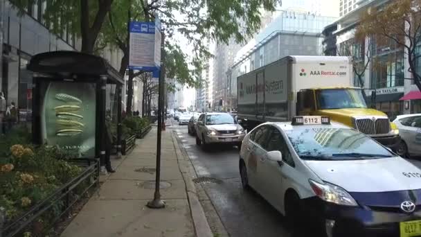 Cars Passing Bus Stop Static — Vídeos de Stock