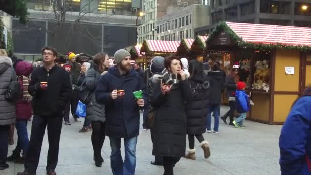 Couple Eating Walking Christmas Market Static Slow Motion — Stockvideo