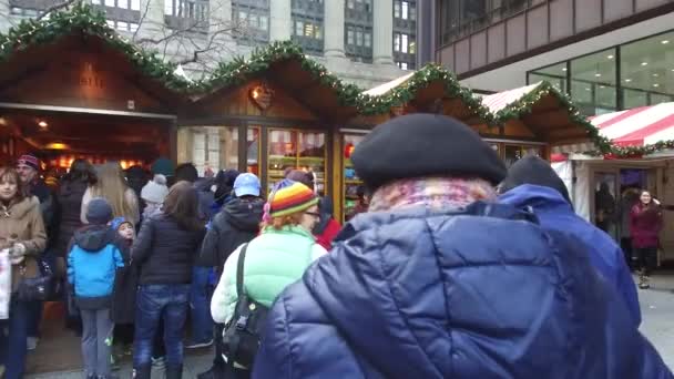 Crowd Christmas Market Stands Handheld — Stockvideo
