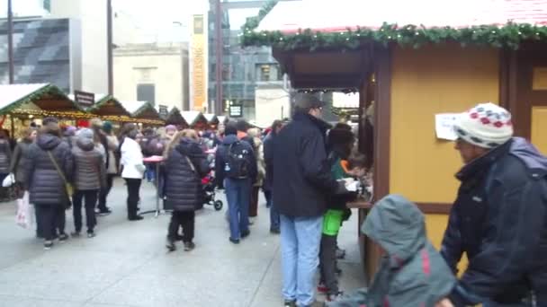 People Christmas Market Stands Pan Right Left — Vídeo de Stock