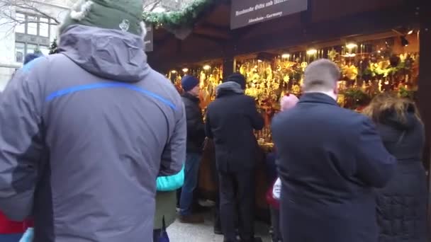 People Christmas Market Stands Slide Forward Left — Vídeos de Stock