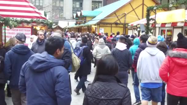 People Walking Christmas Market Cold Weather Static Slow Motion — Vídeos de Stock
