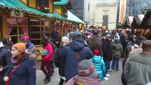 Walking Surrounded Christmas Market Crowd Slide Forward — Vídeo de stock