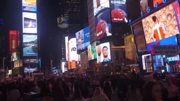 Adverts Buildings Street Crowd Pan Right Left — Vídeos de Stock