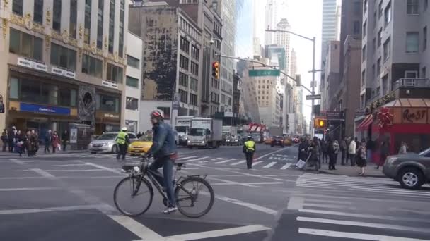 Man Crossing Large Street Bicycle Pan Right Left — Vídeo de Stock