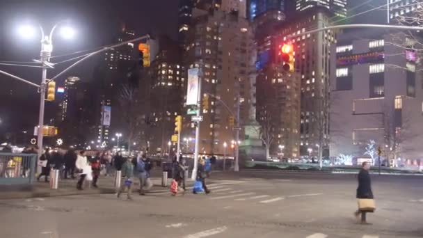 People Crossing Road Front Buildings Pan Right Left — Vídeo de Stock