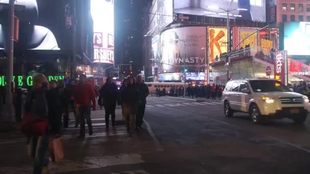 People Walking Street Surrounded Buildings Static — стоковое видео