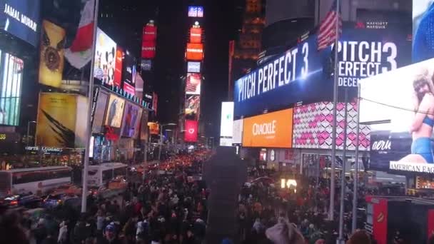Crowded Square Night Surrounded Buildings Flags Pan Right Left — Vídeo de Stock