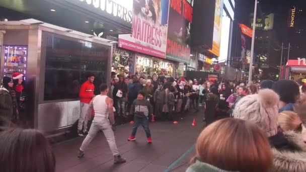Funny Scene Crowd Watching Kid Dancer Street Night Handheld — стоковое видео