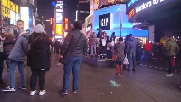 People Lit Street Night Pan Right Left — Αρχείο Βίντεο