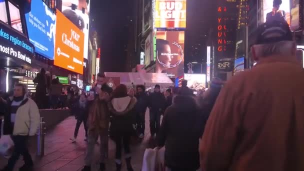 People Walking Crowded Square Night Static — стоковое видео