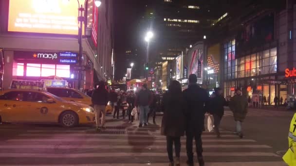 People Walking Zebra Crossing Front Stopped Taxis Static — Αρχείο Βίντεο