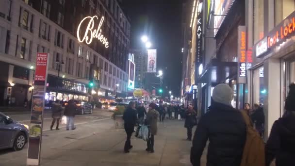 People Walking Golden Believe Sign Building Street Static — Video Stock