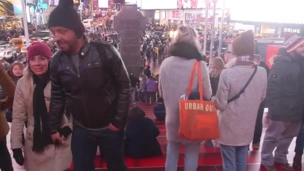 People Walking See View Crowded Square Buildings Pan Right Left — Vídeo de stock